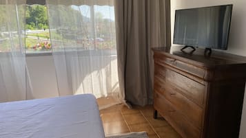 2 dormitorios, tabla de planchar con plancha, ropa de cama