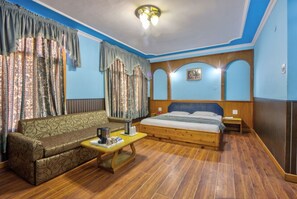 Honeymoon Double Room | Free WiFi, bed sheets - Goroomgo Jupiter Manali (Manali)