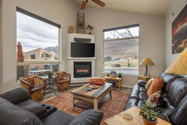 Smart TV, fireplace - Close to Town & Trails | Pool & Private Hot Tub (Moab)