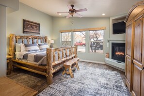 3 bedrooms, iron/ironing board, free WiFi, bed sheets - Close to Town & Trails | Pool & Private Hot Tub (Moab)