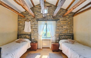 6 bedrooms, travel cot, free WiFi, bed sheets