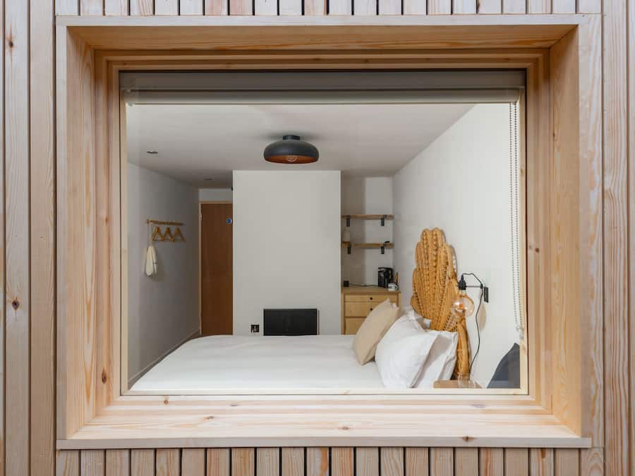 Kamar Double Comfort | Tirai kedap cahaya, kedap suara, Wi-Fi gratis, dan seprai linen