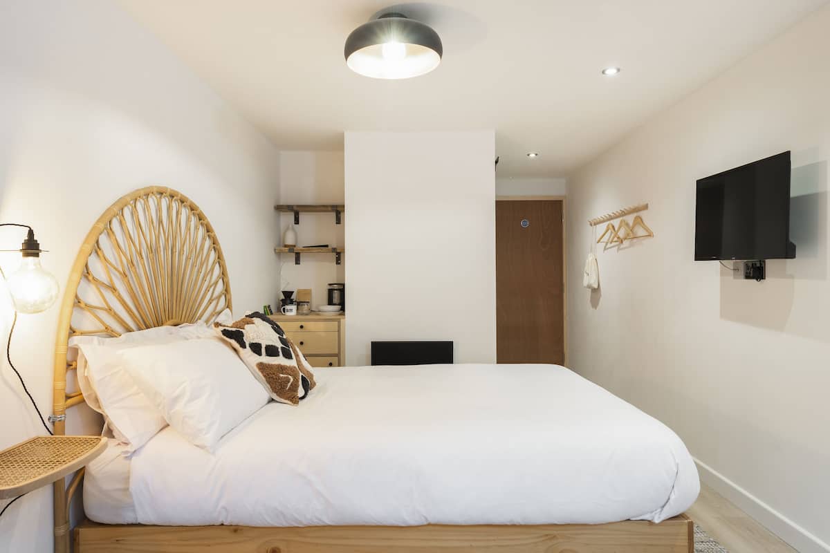 Blackout curtains, soundproofing, free WiFi, bed sheets
