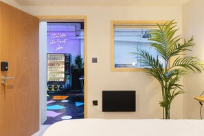 Kamar Quadruple Comfort | Tirai kedap cahaya, kedap suara, Wi-Fi gratis, dan seprai linen
