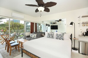 Desk, iron/ironing board, free WiFi, bed sheets - Just steps to beach! Gorgeous renovated park view condo at Waikiki Shore! (Honolulu)
