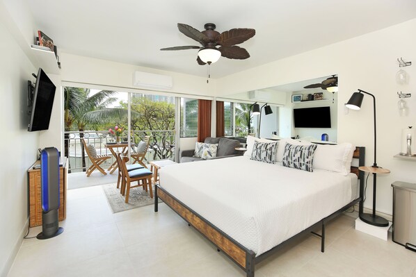 Bureau, fer et planche à repasser, accès au Wi-Fi (inclus)