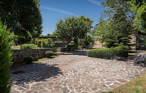 Property grounds - Awesome home in Lupoglav (Lupoglav)