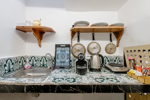 Eenvoudig huis, 1 tweepersoonsbed, niet-roken | Privékeuken | Een vaatwasser, kookgerei, borden en bestek