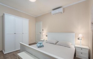 6 bedrooms, iron/ironing board, travel cot, free WiFi