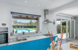 Refrigerador, horno, lavavajillas y cafetera y tetera 