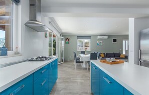 Fridge, oven, dishwasher, coffee/tea maker
