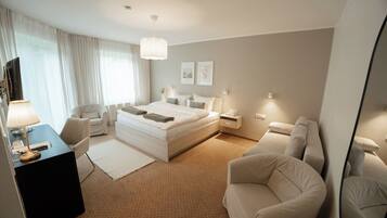 Triple Room | Desk, free WiFi