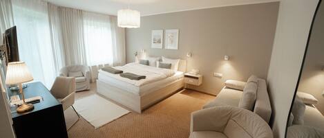 Family Triple Room | Desk, free WiFi