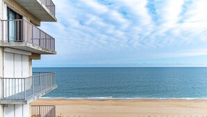 Un immeuble situé en bord de mer, doté de balcons donnant sur l’océan.