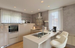 Kühlschrank, Mikrowelle, Ofen, Geschirrspüler