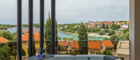 Bañera de hidromasaje al aire libre