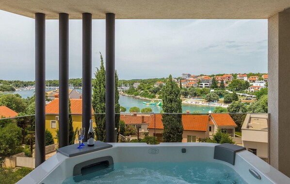 Bañera de hidromasaje al aire libre