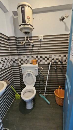 Comfort Room | Bathroom - LA SIESTA INDIA HOSTEL Mcleodganj (Dharamshala)
