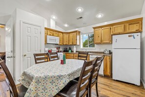 Fridge, microwave, oven, stovetop - Affordable Rates!  The Grand Canyon getaway is a block from Downtown with A/C. (Williams)