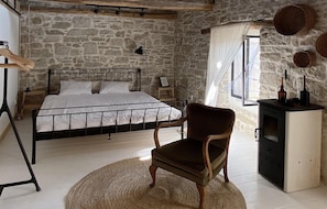 4 chambres, coffres-forts dans les chambres, fer et planche à repasser