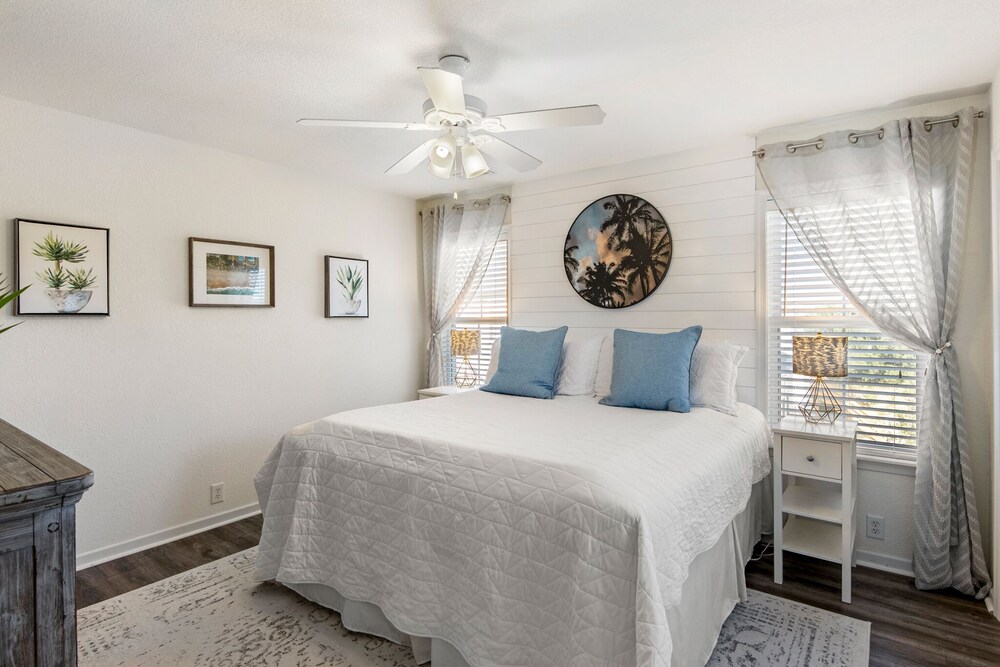 Flyin' High Sound Views, Hot Tub, Renovated Kitty Hawk Vrbo