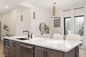Fridge, microwave, oven, stovetop - Downtown 3 bedroom luxury - spacious, common amenities (Winter Park)