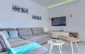 Fernseher, Tischfußball, Tischtennisplatte