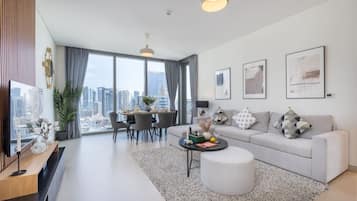 Luxury-Apartment | Wohnbereich | 65-Zoll-LED-Fernseher mit Kabelempfang