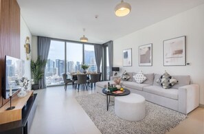 Luxury Apartment | Living area | 65-inch LED TV with cable channels - 5242 Dubai Marina JBR Beach & Ain Dubai (Dubai)