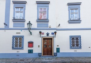 Pintu masuk properti