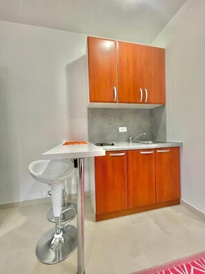 Mini-fridge, stovetop, electric kettle, cookware/dishes/utensils - Apartments TP 777 (Budva)
