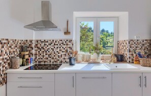Fridge, oven, dishwasher, coffee/tea maker