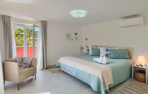 3 bedrooms, iron/ironing board, travel cot, free WiFi