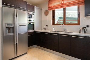 Kühlschrank, Mikrowelle, Ofen, Geschirrspüler