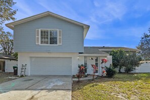 Exterior - Theme Park Retreat, 4BR near Universal Studios (Orlando)