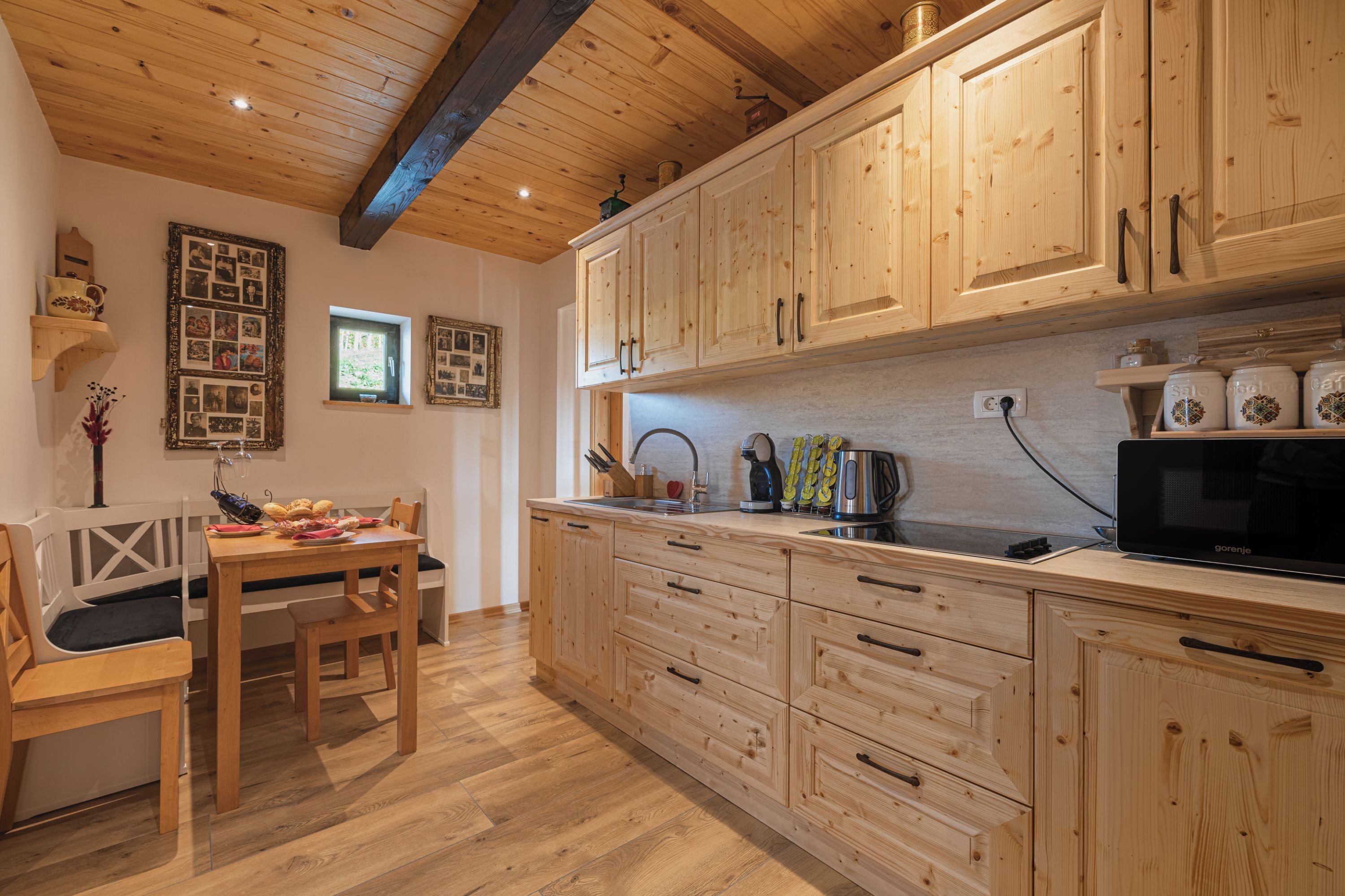 Familienhaus, Mehrere Schlafzimmer, Bergseite (Vineyard Cottage Grajska Kašča) | Eigene Küche | Kühlschrank, Mikrowelle, Herdplatte, Wasserkocher mit Kaffee-/Teezubehör