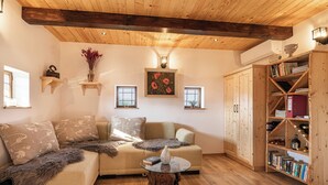 Familiehus, flere soverom, ved fjell (Vineyard Cottage Grajska Kašča) | Oppholdsrom | En 21-tommers Flatskjerm-TV med digitale kanaler