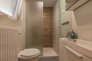 Family House, Multiple Bedrooms, Mountainside (Vineyard Cottage Urban) | Bathroom | Shower, towels, soap, shampoo