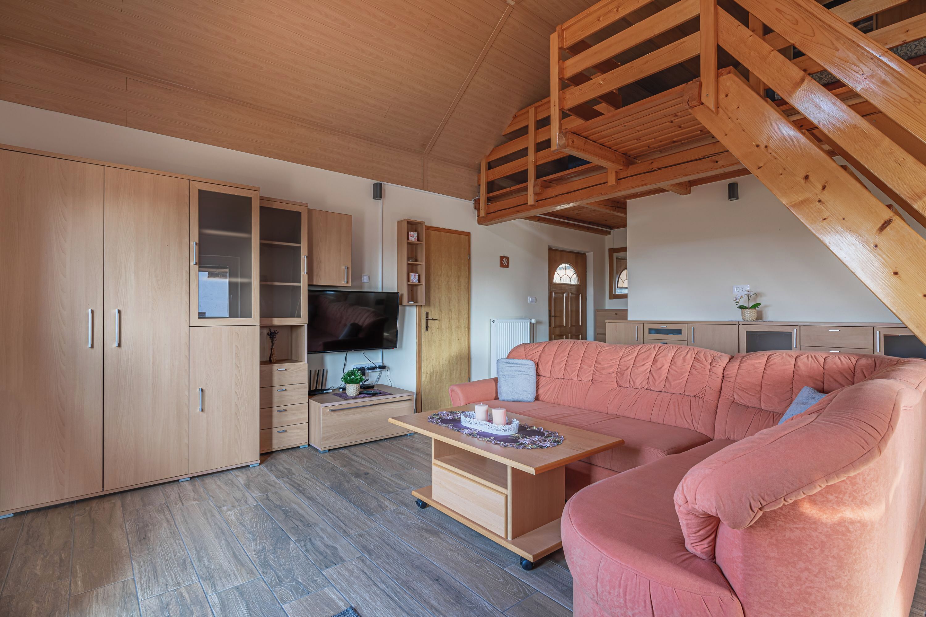 家庭独立别墅, 多间卧室, 山腰 (Vineyard Cottage Urban) | 客厅 | 21-英寸纯平电视（配备有线频道）