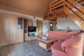 Maison Familiale, plusieurs chambres, côté montagne (Vineyard Cottage Urban) | Salle de séjour | Télévision à écran plat de 21 pouces avec chaînes par câble