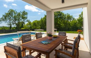 Outdoor dining - Amazing home in Marcana with sauna (Marcana)