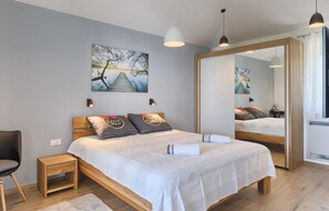 3 bedrooms, iron/ironing board, travel crib, free WiFi - Amazing home in Marcana with sauna (Marcana)