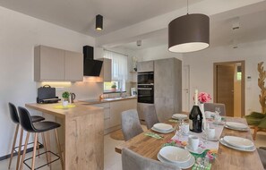 Dining - Amazing home in Marcana with sauna (Marcana)