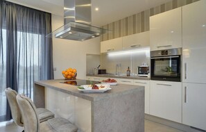 Refrigerador, microondas, horno y lavavajillas 