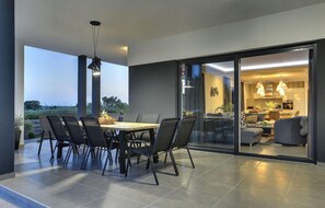 Outdoor dining - Beautiful home in Pula (Pula)