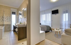 4 habitaciones, tabla de planchar con plancha y cuna de viaje