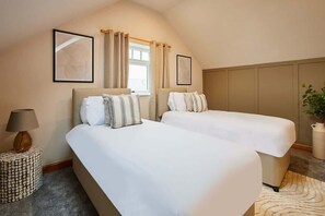 2 bedrooms, desk, WiFi, bed sheets