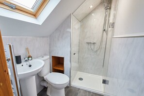 Douche, sèche-cheveux, serviettes fournies, savon