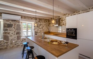 Fridge, oven, dishwasher, coffee/tea maker