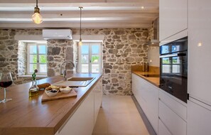 Fridge, oven, dishwasher, coffee/tea maker